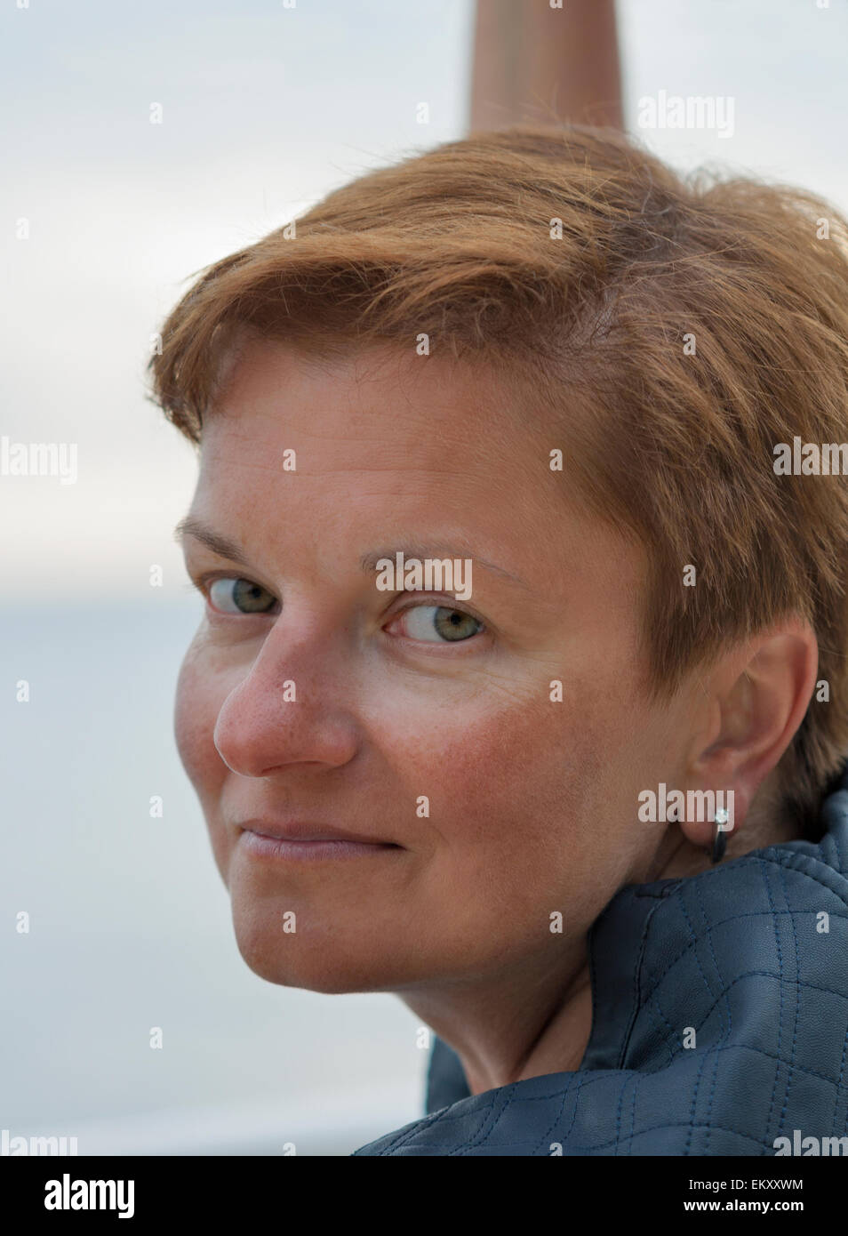 Smiling middle aged woman femme bronzée outdoor portrait Banque D'Images