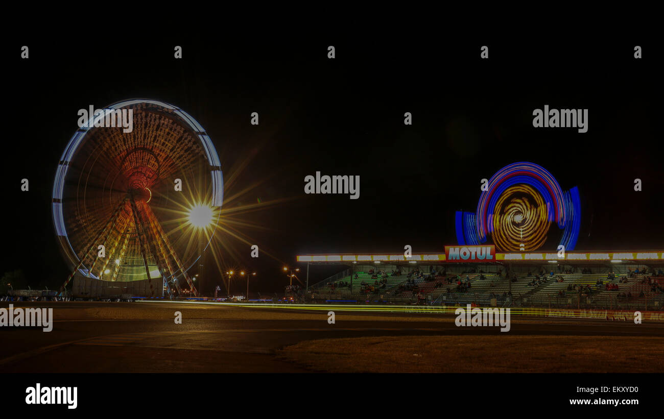 LE MANS, FRANCE - 15 juin 2014 : une vue de la nuit de la piste de course lors des 24 heures au Mans. Banque D'Images