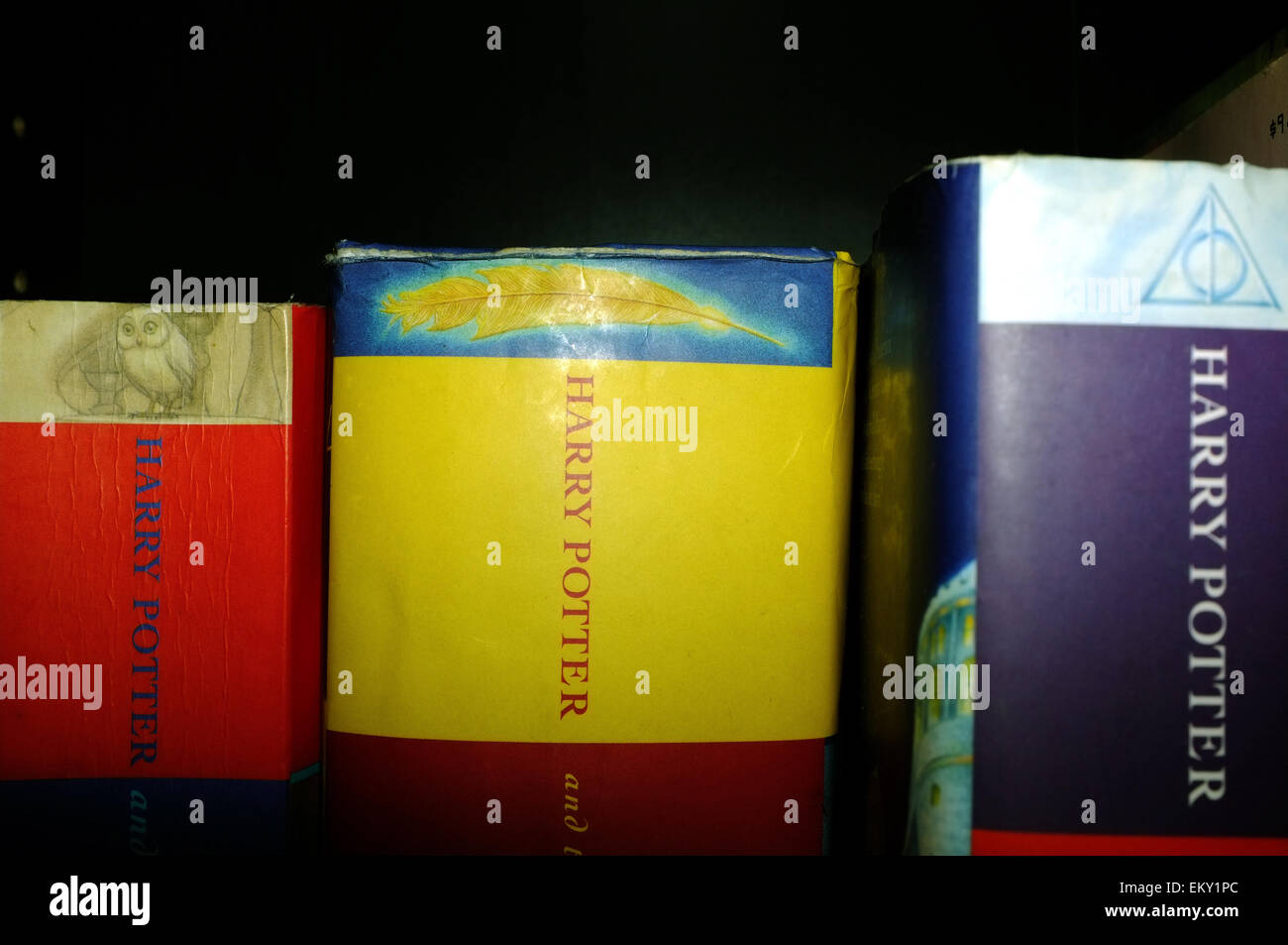 Une collection de livres de Harry Potter photographié contre une étagère noire. Banque D'Images