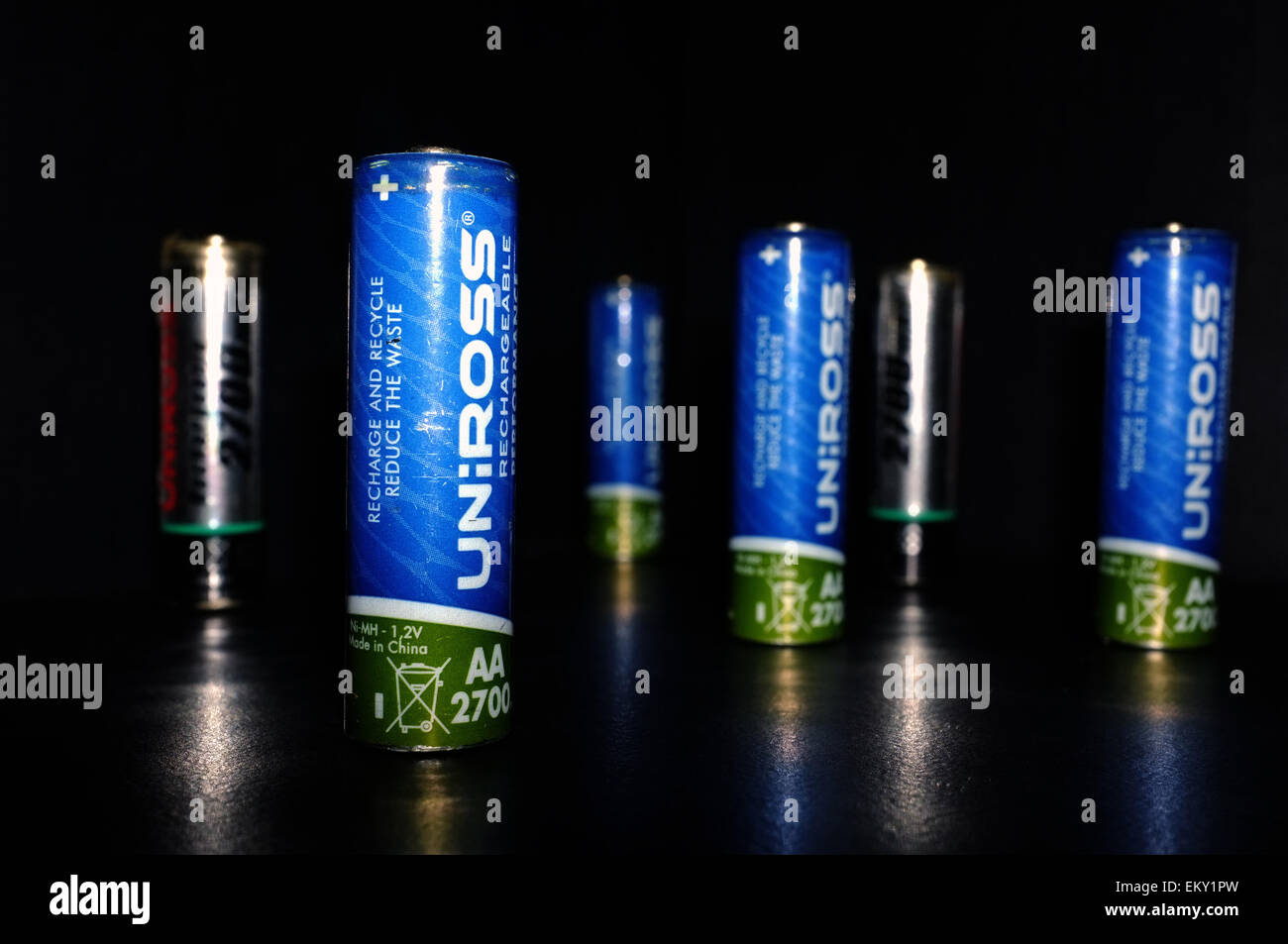 Une sélection de piles AA rechargeables photographié sur un fond noir. Banque D'Images