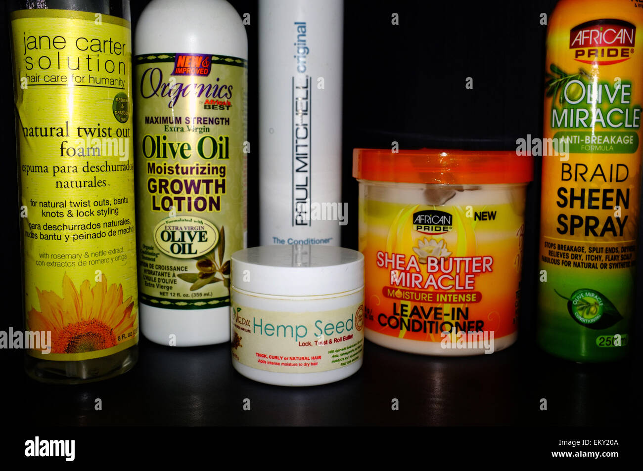 Cheveux naturels et différents produits de beauté utilisés couramment par les gens de couleur. Banque D'Images