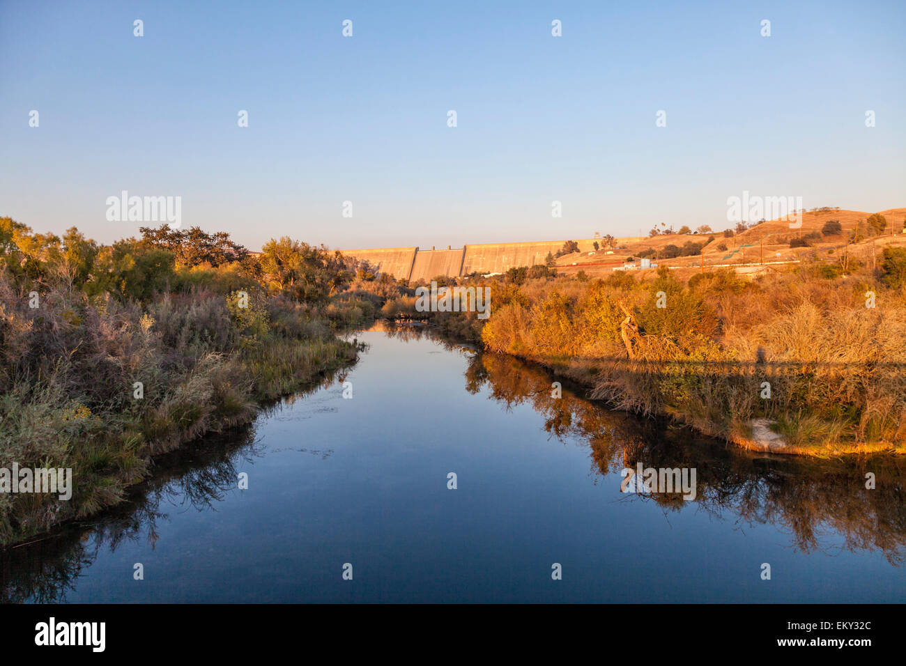 Le lac Millerton et Friant, Dam est un réservoir qui stocke l'eau pour l'eau pour l'irrigation dans la vallée de San Joachin Banque D'Images