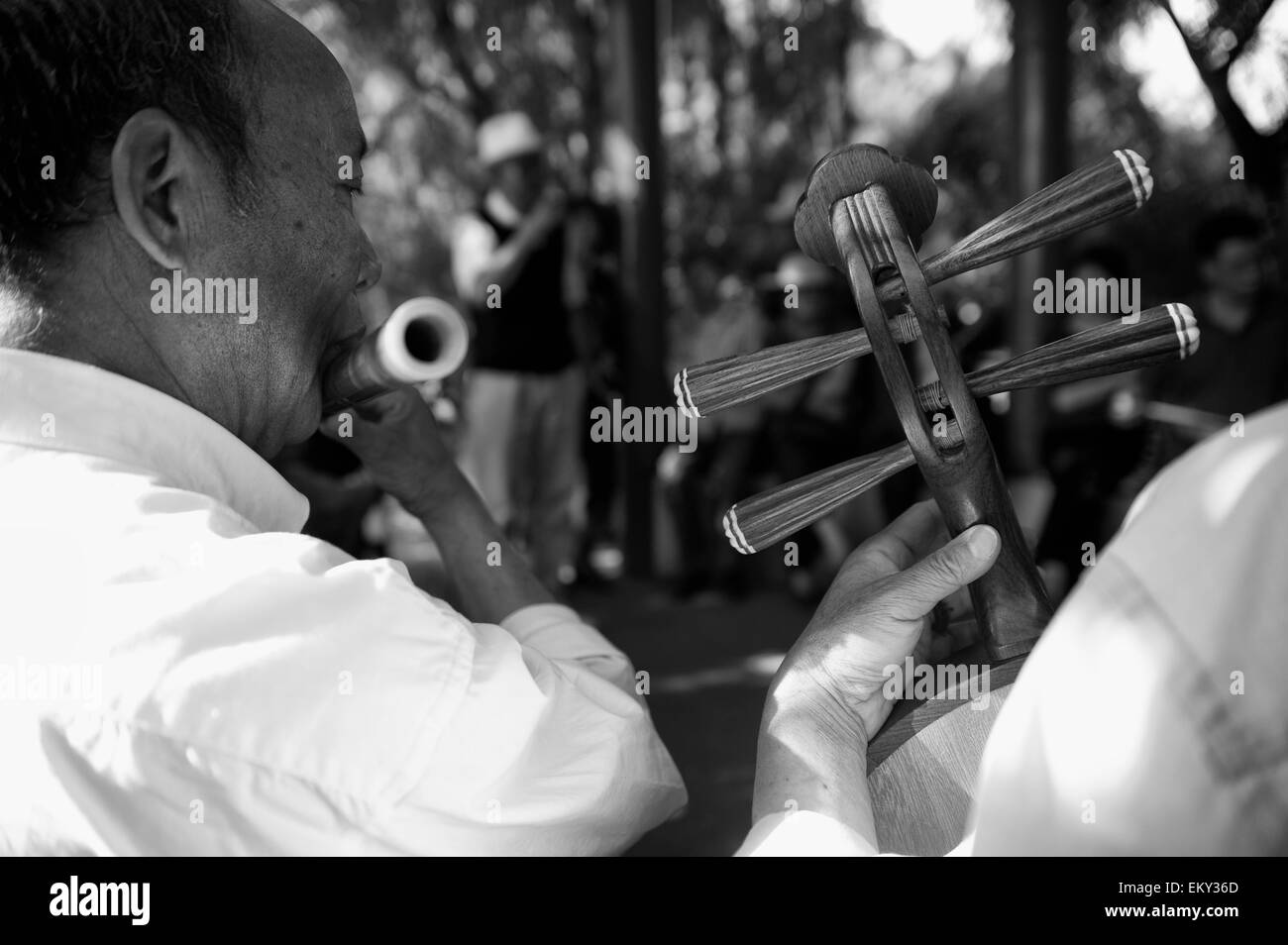 Les hommes jouant d'instruments ; Kunming Yunnan, Chine Banque D'Images