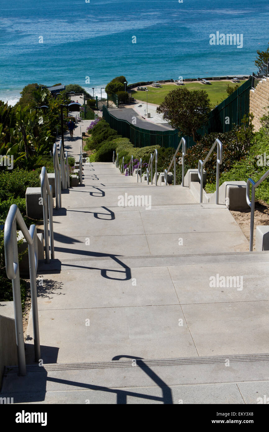 Étapes menant à la plage à partir de brins Dana le parking gratuit à