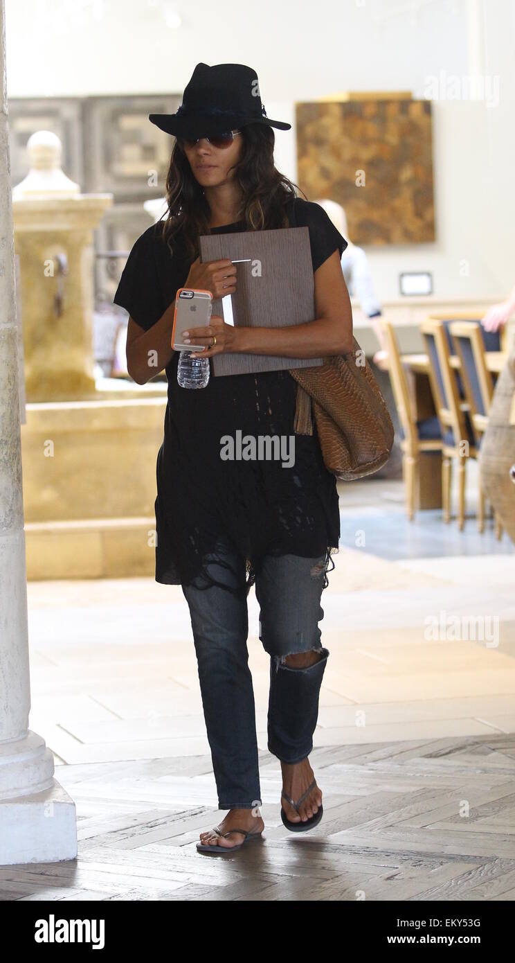 Halle Berry boutiques pour parquet à Beverly Hills avec : Halle Berry Où : Los Angeles, California, United States Quand : 10 Oct 2014 Banque D'Images