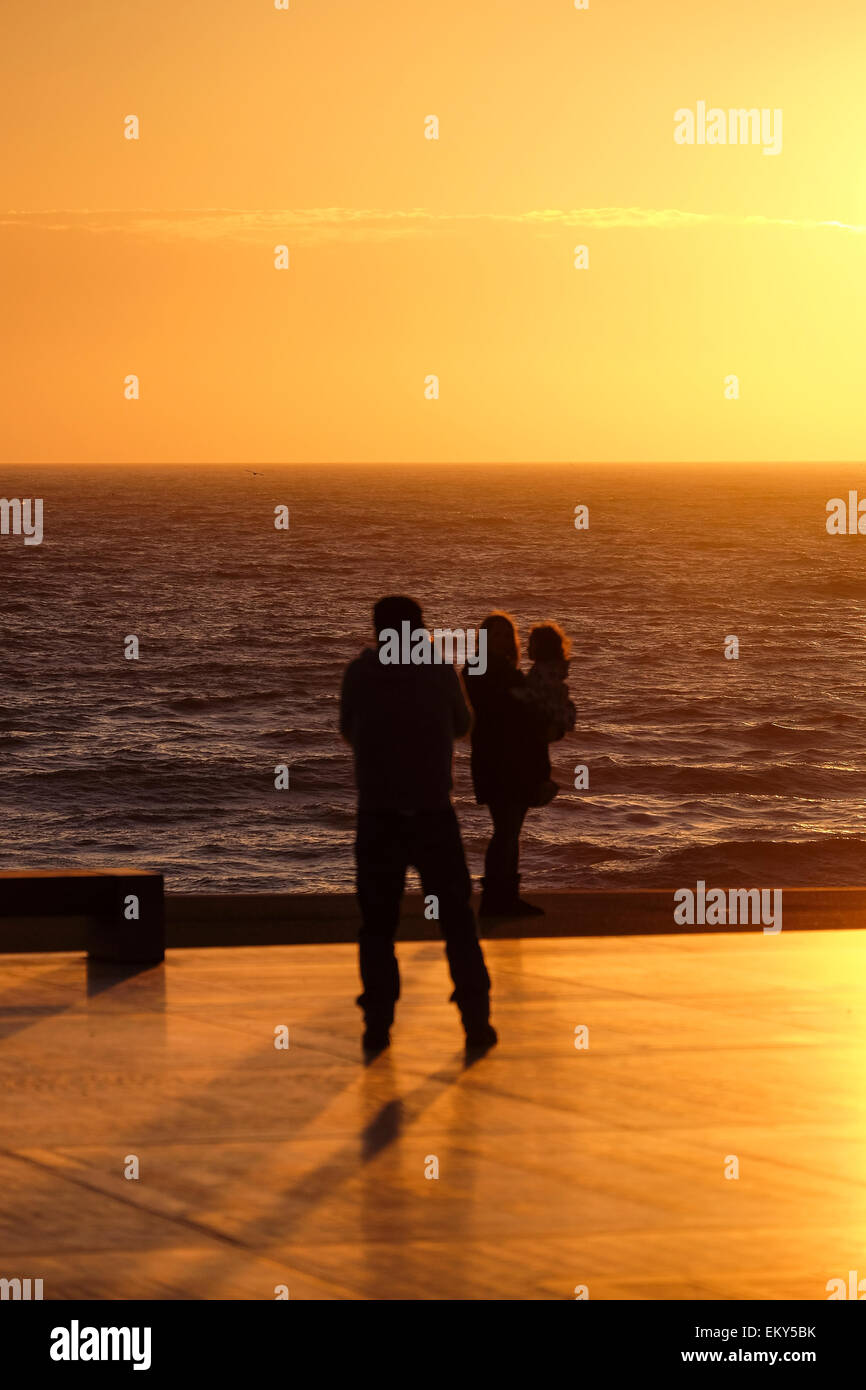 Blackpool, Lancashire, Royaume-Uni. 14 avril, 2015. Il y avait une ambiance chaleureuse terminer pour la journée à Blackpool Lancashire sur la côte qui a amené des gens sur la promenade et la journée s'est terminée par un coucher du soleil orange et de temps pour une dernière photo. Crédit : Paul Melling/Alamy Live News Banque D'Images