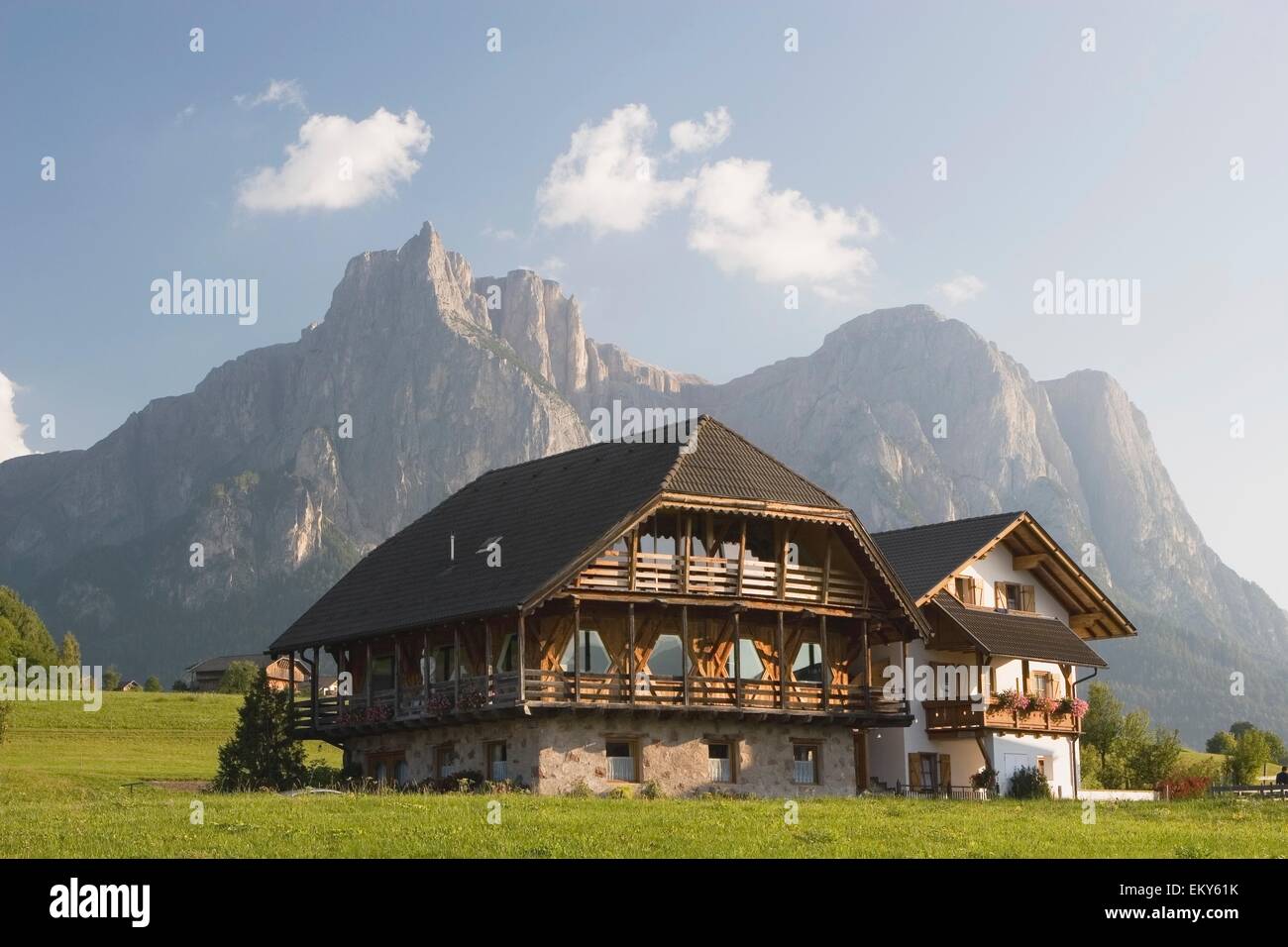 Grange en bois, Castelrotto, Alto Adige, Italie Banque D'Images