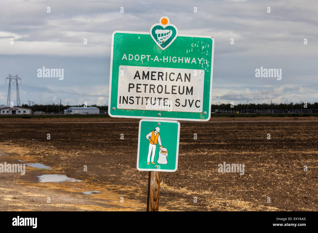 American Petroleum Institute adopter un panneau routier près de Shafter. San Joaquin Valley, California, USA Banque D'Images