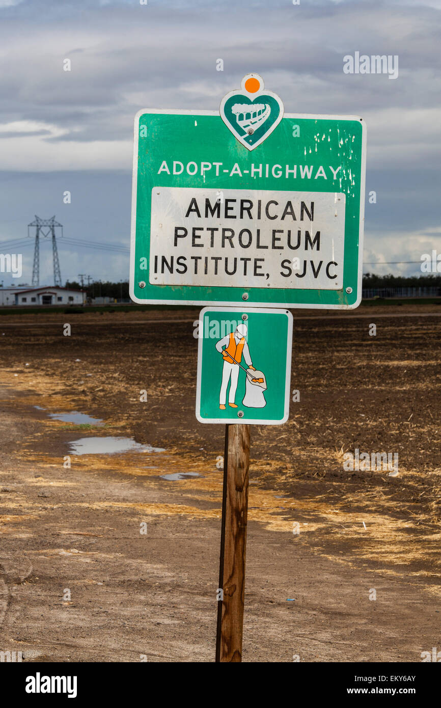American Petroleum Institute adopter un panneau routier près de Shafter. San Joaquin Valley, California, USA Banque D'Images
