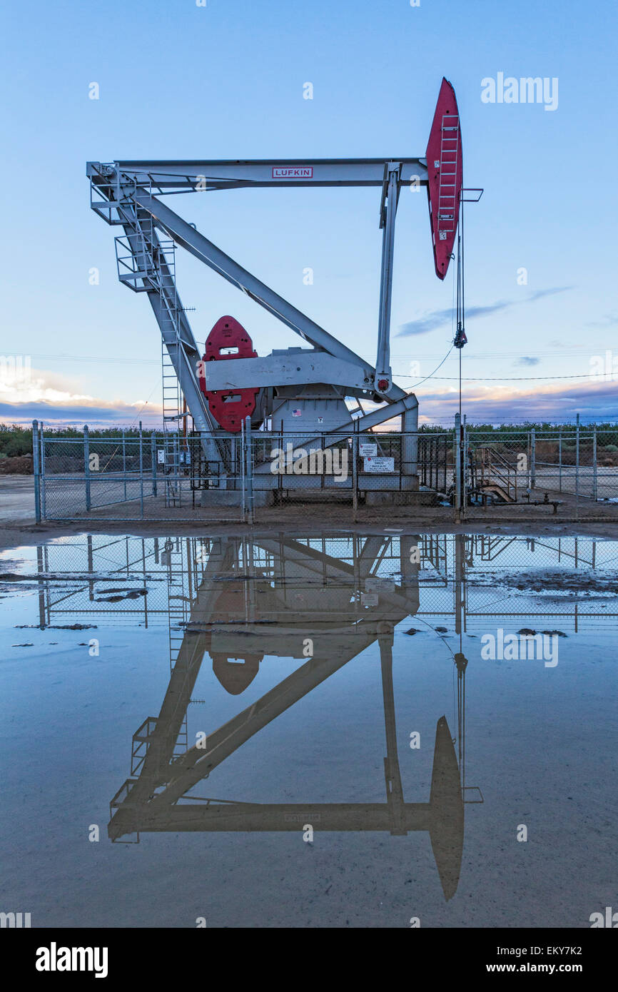 Un pumpjack et l'eau de surface à la fracturation et de puits de pétrole en site Shafter. Comté de Kern, situé au-dessus de la Monterey Shale, a vu un Banque D'Images