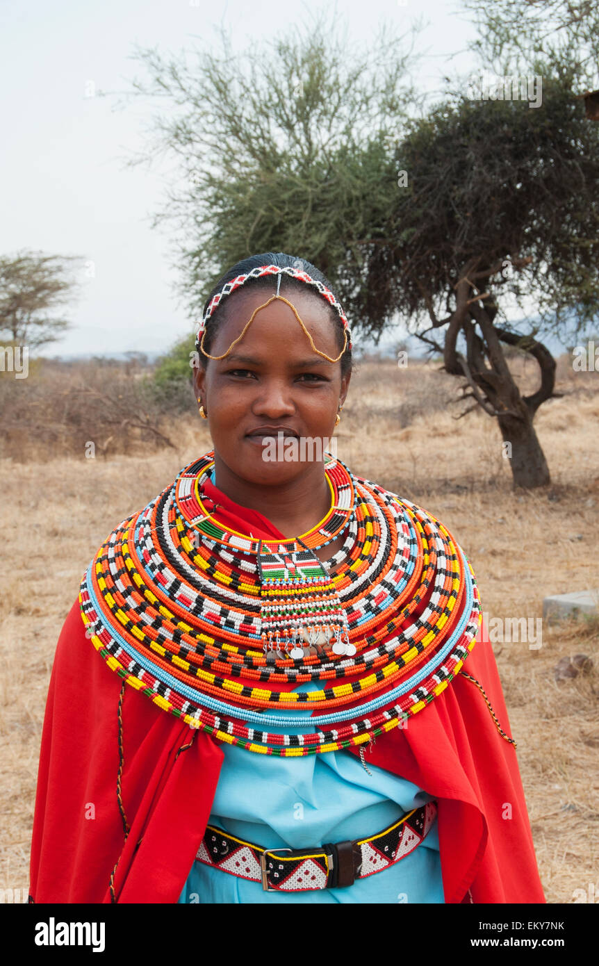 Kenya, Samburu National Reserve, tribu Samburu femme vêtue de vêtements colorés et ornementé beaded necklace Banque D'Images