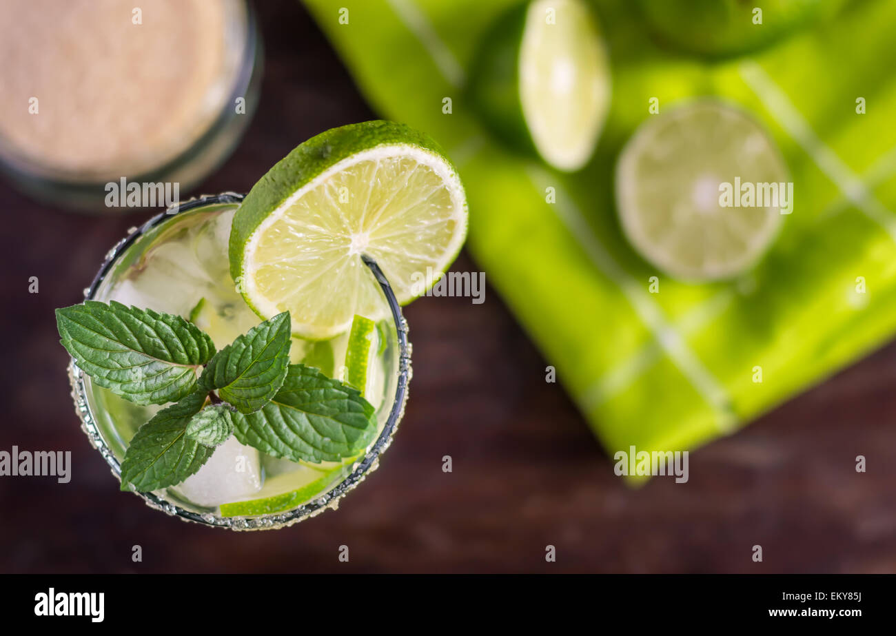 Lime Mojito cocktail sans alcool sur les frais généraux de table en bois Banque D'Images