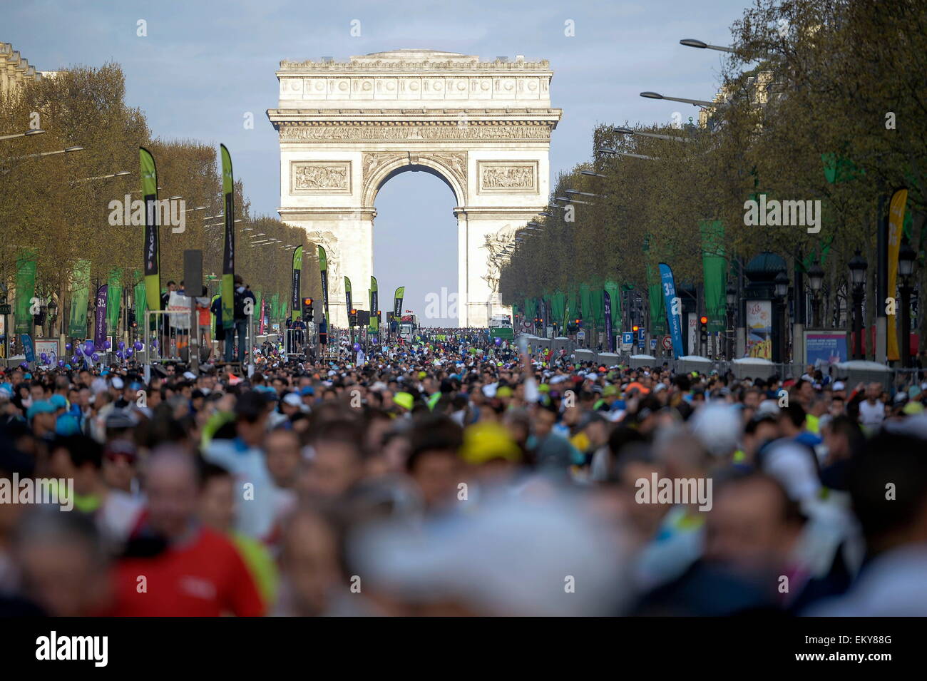 Illustration foule/Arc de Triomphe - 12.04.2015 - Marathon de Paris 2015.Photo : André Ferreira/Icon Sport Banque D'Images