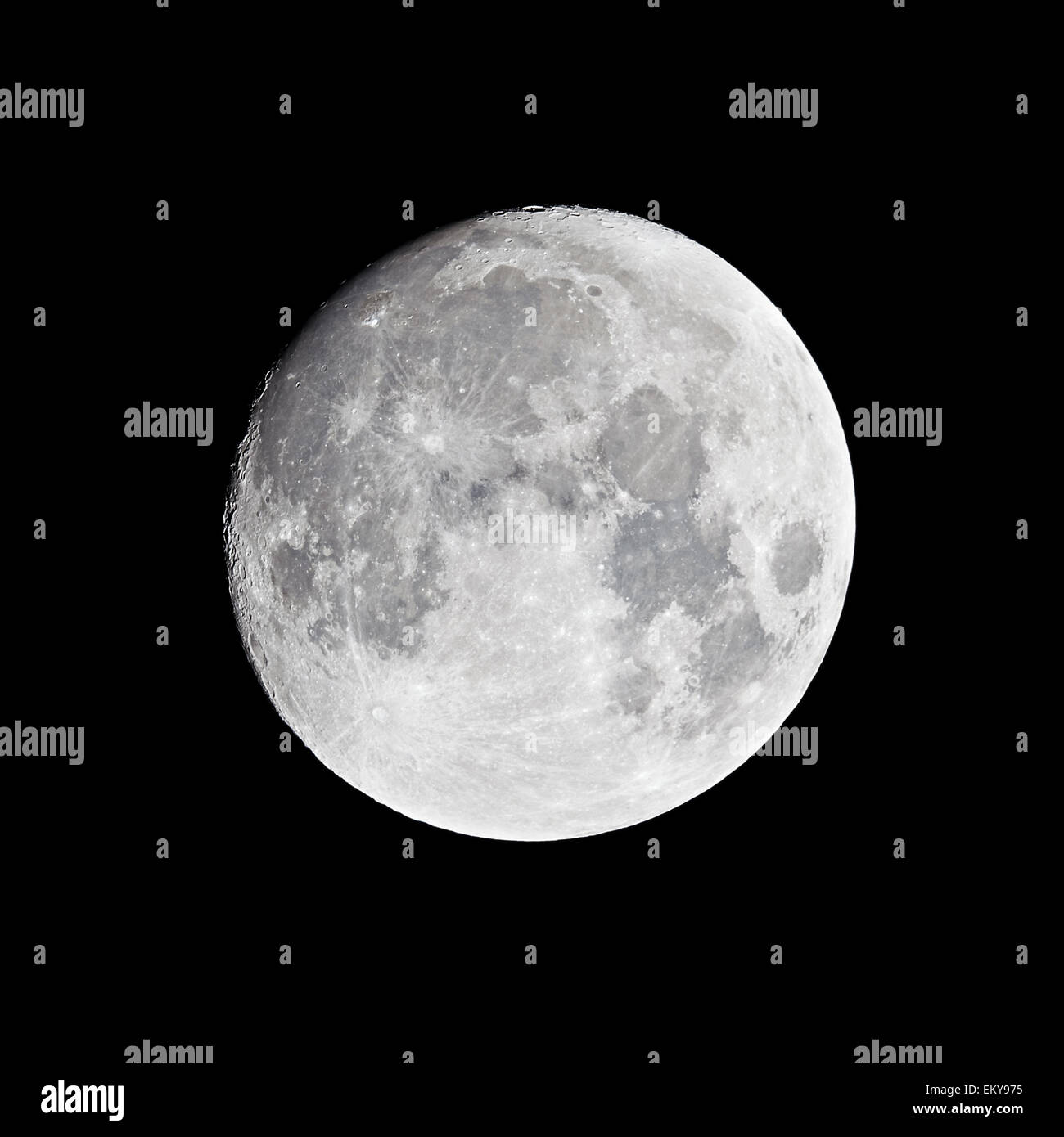 Lune gibbeuse (), 13 jours à partir de la nouvelle lune contre black night sky Banque D'Images