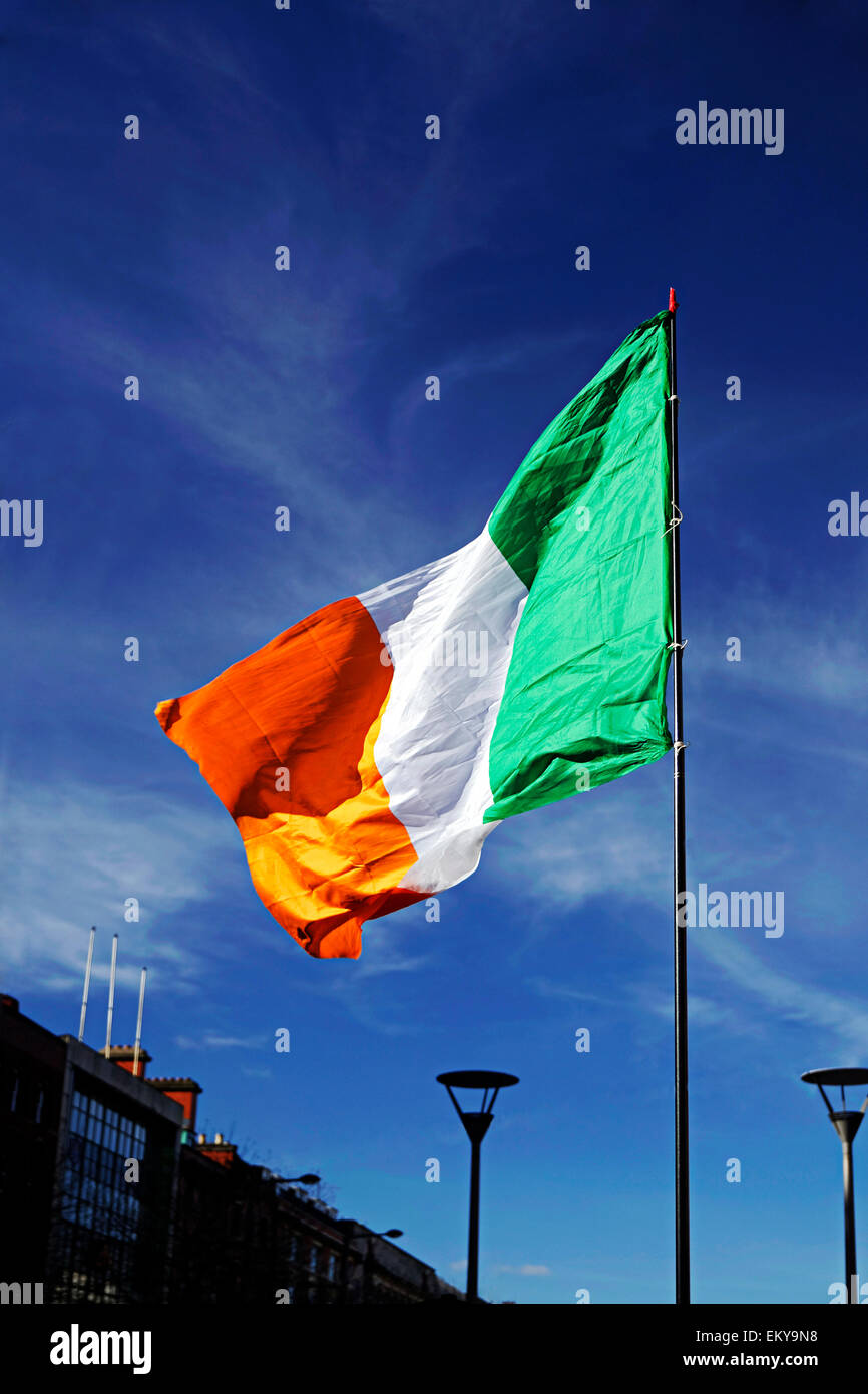 Le drapeau irlandais républicain vagues de O'Connell Street au cours d'une manifestation anti-taxes sur l'eau de la ville de Dublin Irlande.en 2014 Banque D'Images