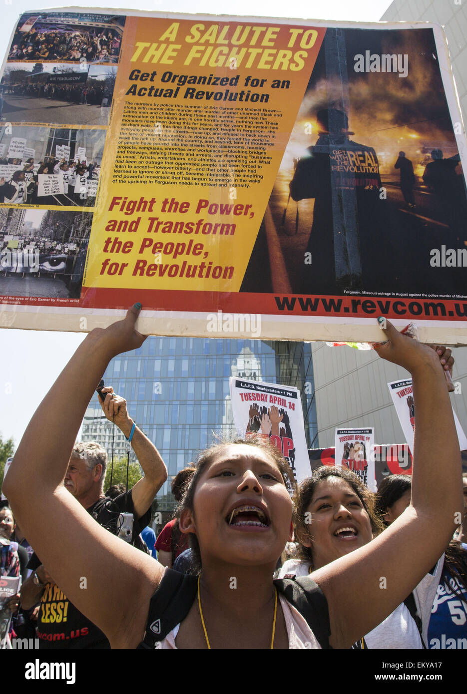 Los Angeles, Californie, USA. 14 avr, 2015. Les membres de l'arrêt de l'incarcération de masse de protestation devant le siège du réseau LAPD à Los Angeles le mardi 14 avril 2015. La manifestation s'inscrit dans le cadre de manifestations prévues dans plus de 25 villes à l'échelle nationale destiné à attirer l'attention de demander la fin de la brutalité policière. Ringo : crédit Chiu/ZUMA/Alamy Fil Live News Banque D'Images