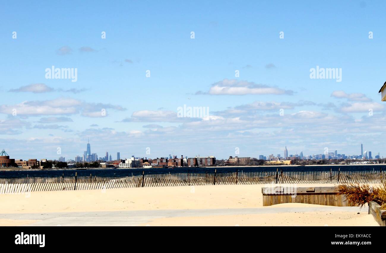 Belle vue sur les toits de la ville de la baie côté de Breezy Point. Crisp claire jour du printemps. Banque D'Images
