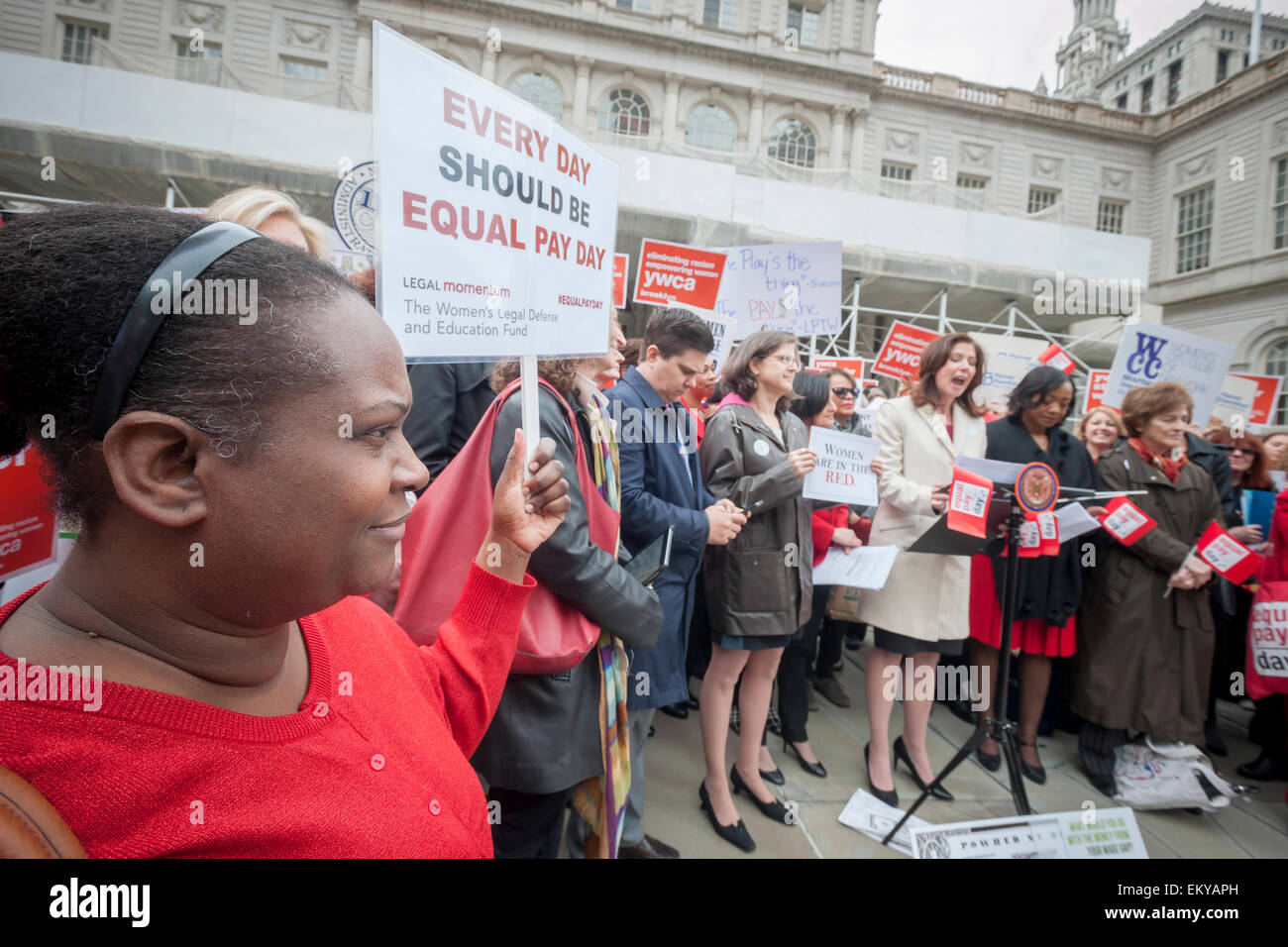 New York, NY, USA. 14 avr, 2015. Les militants, les dirigeants communautaires et les politiciens se réunissent sur les étapes du City Hall de New York le mardi, Avril 14, 2015 Rassemblement contre la disparité de rémunération sur Journée de l'égalité salariale. Les manifestants veulent que l'État de New York pour passer le projet de loi et l'égalité de rémunération NY NYC Council bill 704/705. L'état de loi permettrait aux employés de discuter de salaires et le Conseil projet de loi ferait en sorte que les contractants de rapport sur la diversité de leurs effectifs et de leadership. L'écart salarial s'élève en moyenne à 23 pour cent. Crédit : Richard Levine/Alamy Live News Banque D'Images