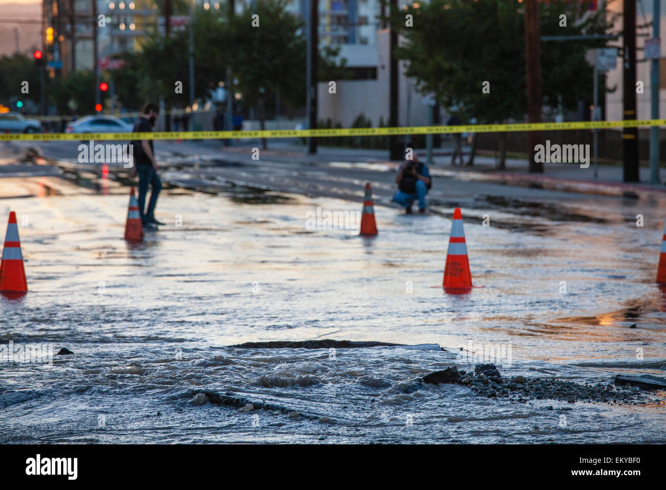 Rupture de la conduite d'eau à Santa Monica Blvd. et HIghland à Hollywood le Oct 27, 2014. Banque D'Images