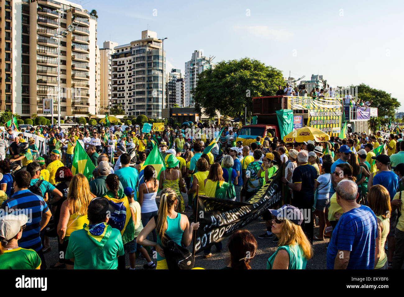 Des manifestants dans l'Avenue Beira Mar Norte dans la manifestation pour la destitution du président brésilien. Banque D'Images