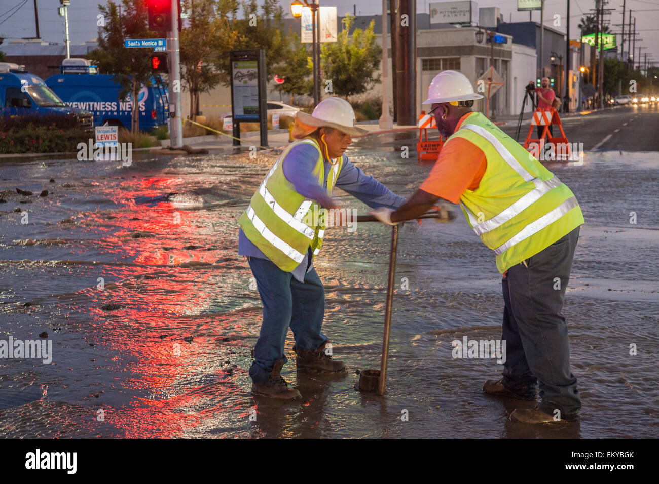 Rupture de la conduite d'eau à Santa Monica Blvd. et HIghland à Hollywood le Oct 27, 2014. Banque D'Images