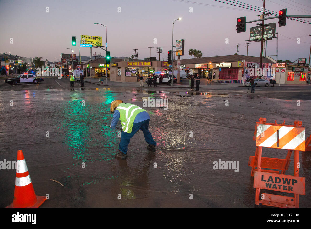 Rupture de la conduite d'eau à Santa Monica Blvd. et HIghland à Hollywood le Oct 27, 2014. Banque D'Images