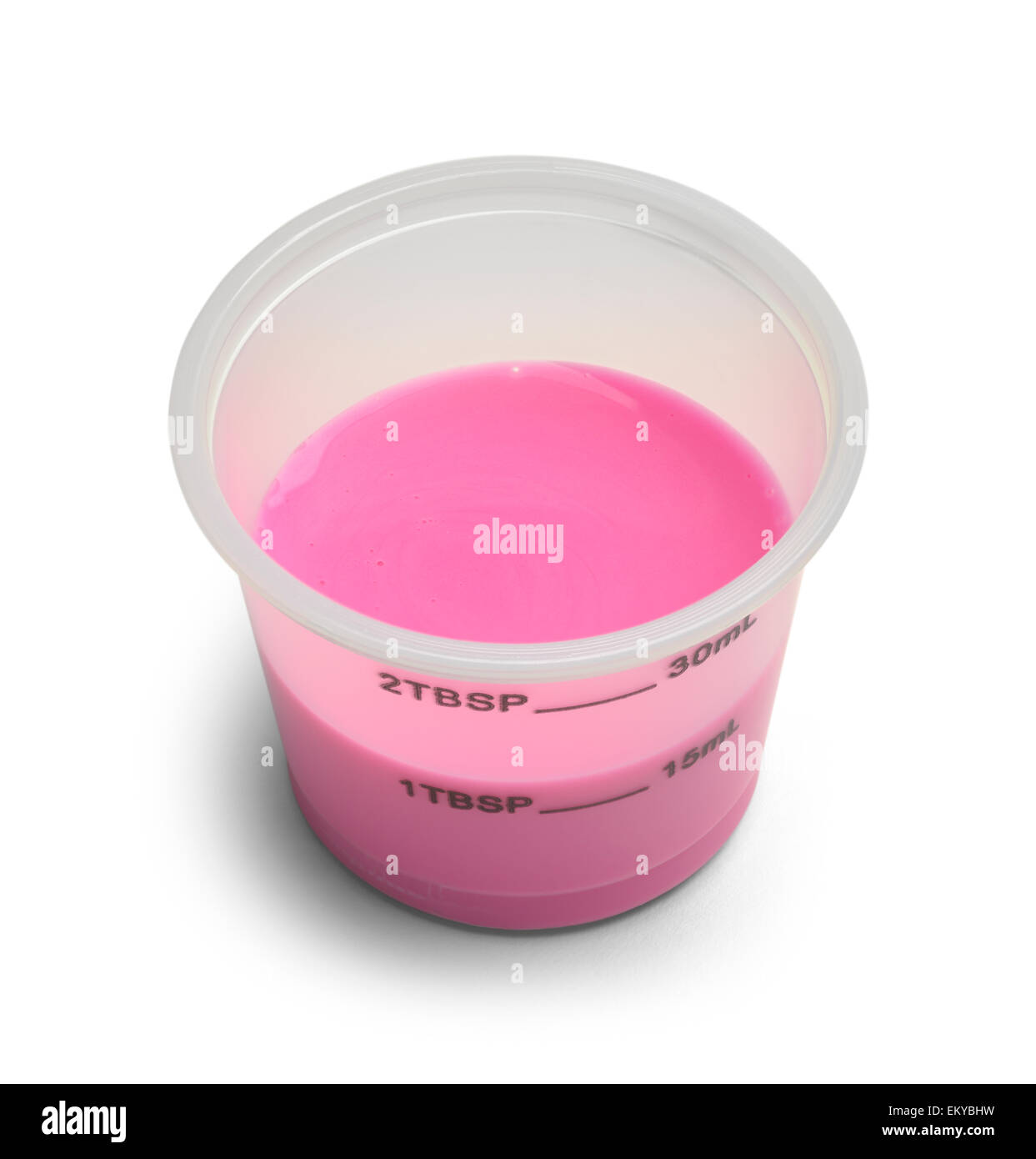 La dose de médecine rose dans du plastique transparent servant tasse isolé sur fond blanc. Banque D'Images