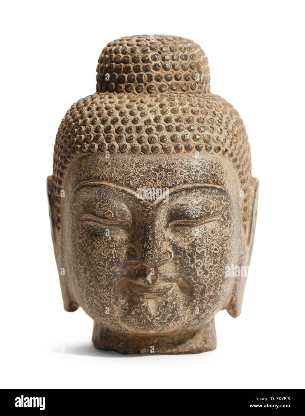 Grande tête de Bouddha en pierre isolé sur fond blanc. Banque D'Images