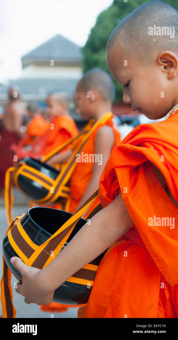 La Thaïlande, moine enfants sur matin alms à pied ; Pai Banque D'Images