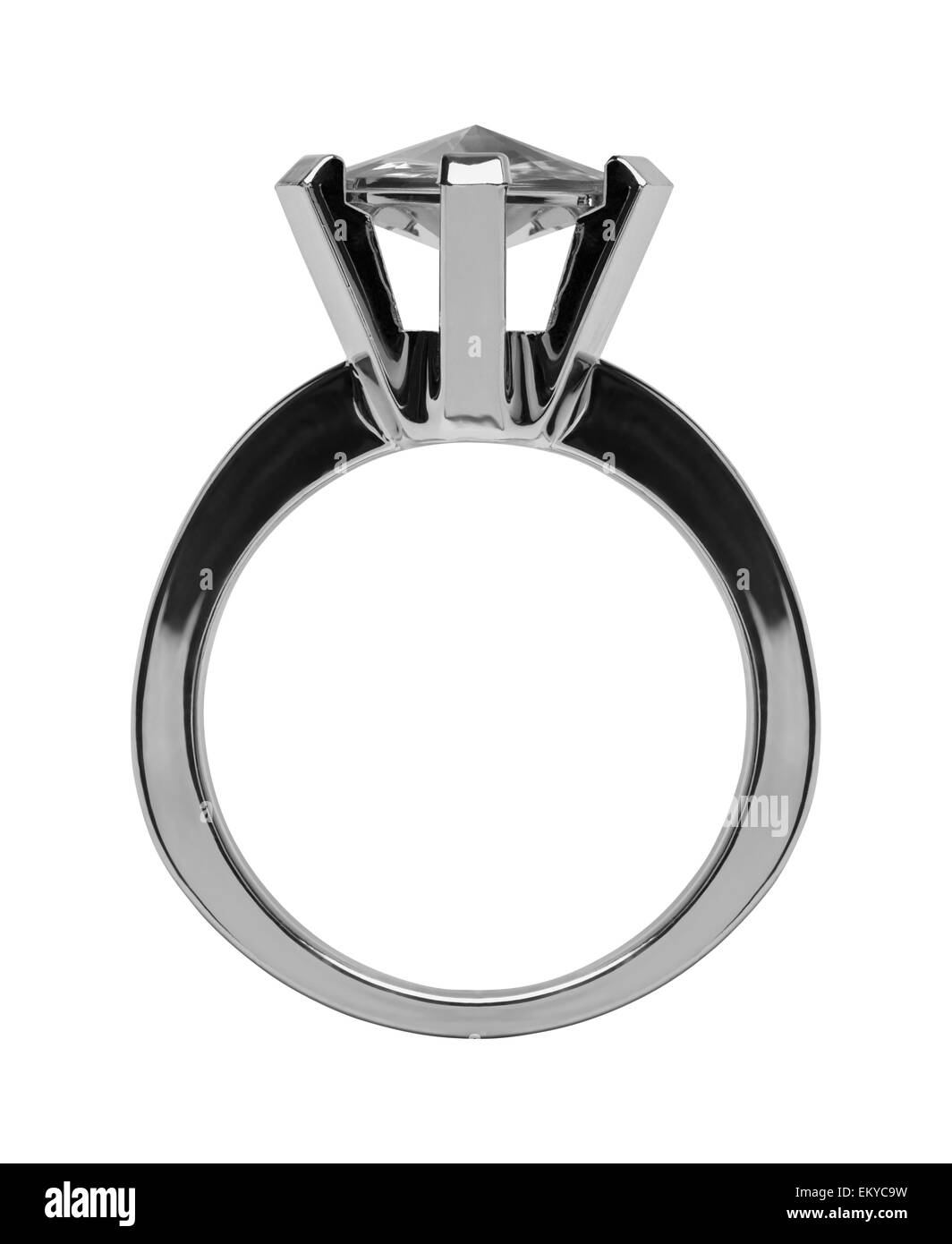 Vue latérale d'un anneau de diamant isolé sur fond blanc. Banque D'Images
