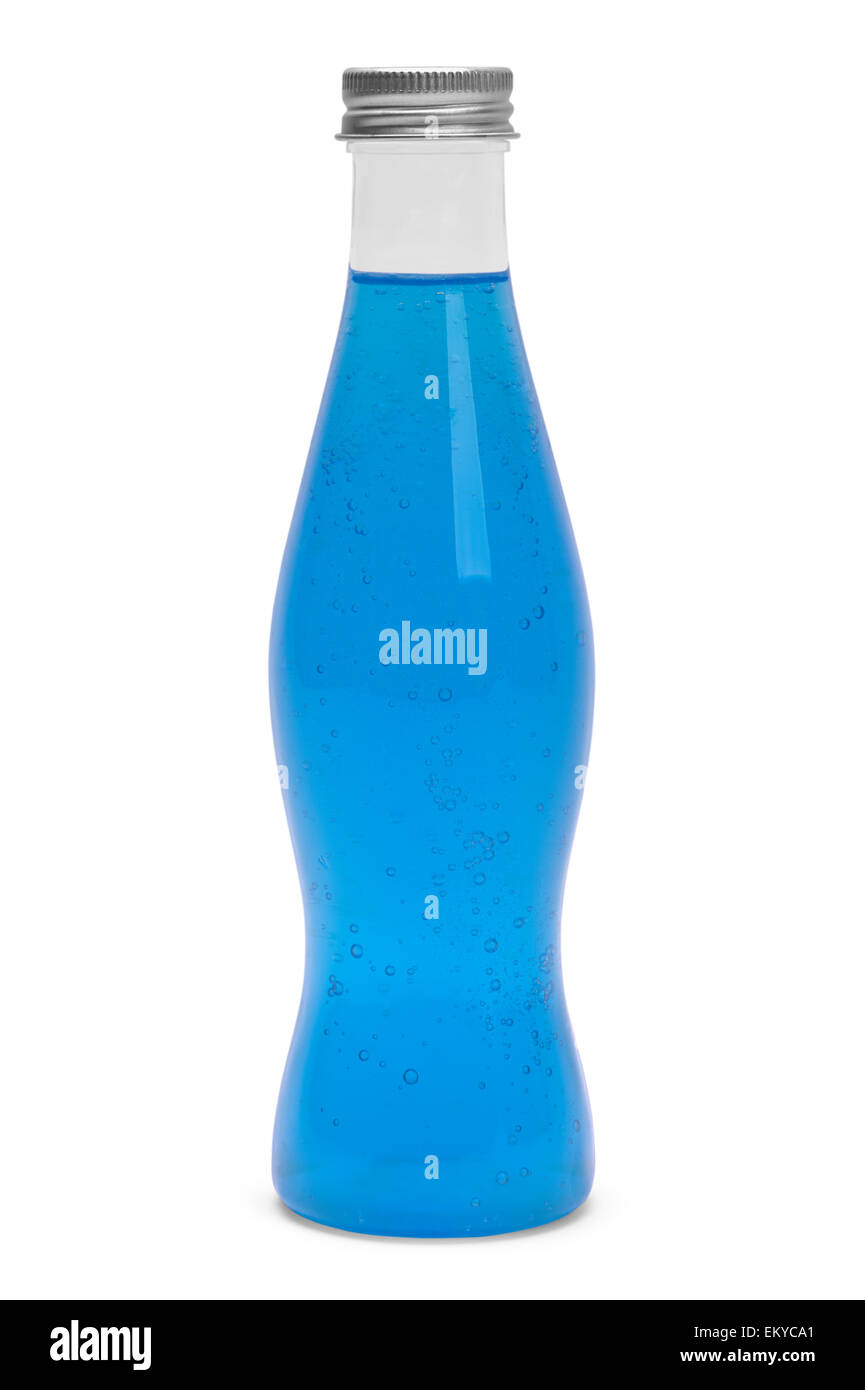 Bouteille de soda avec un verre bleu isolé sur fond blanc. Banque D'Images
