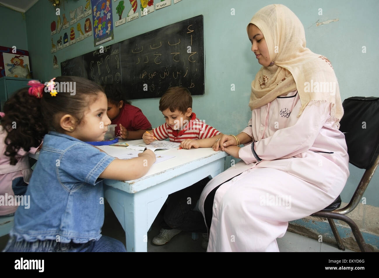 Les enfants à écrire à l'Union européenne au développement de la petite enfance ; Alexandria, Egypte Banque D'Images