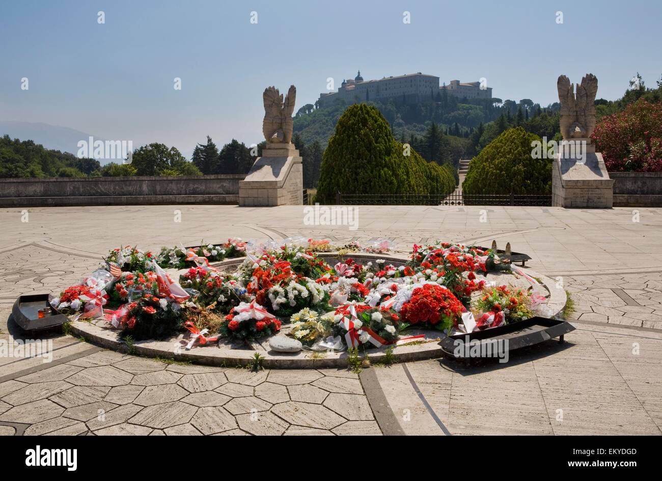 L'Italie, des couronnes de fleurs au cimetière polonais par le monastère de Monte Cassino Banque D'Images