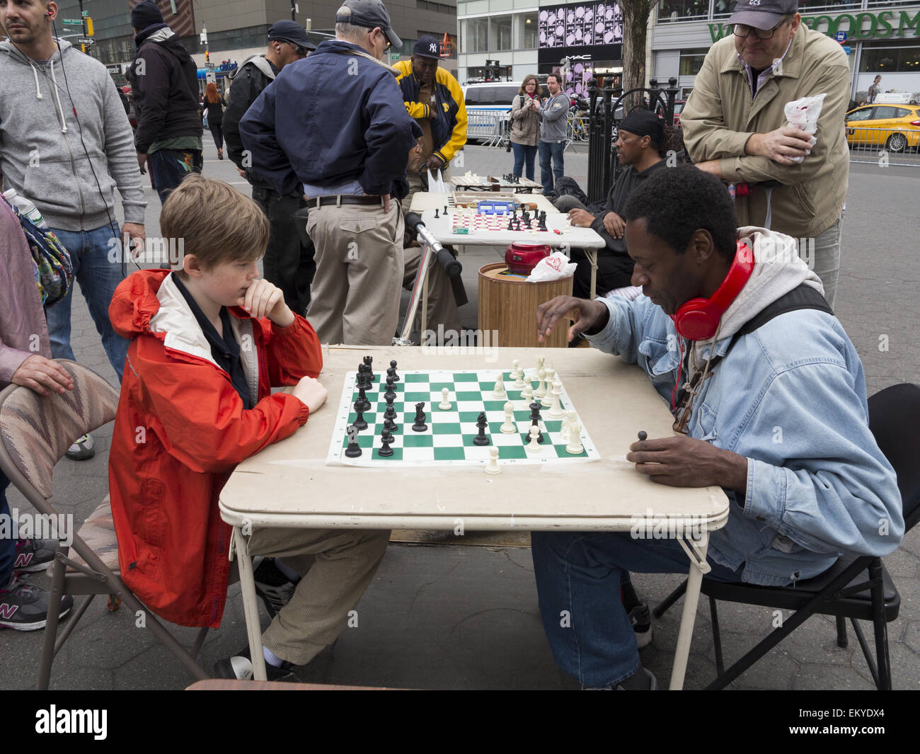 Garçon gagnant aux échecs à Union Square à New York, NY, 2015. Banque D'Images