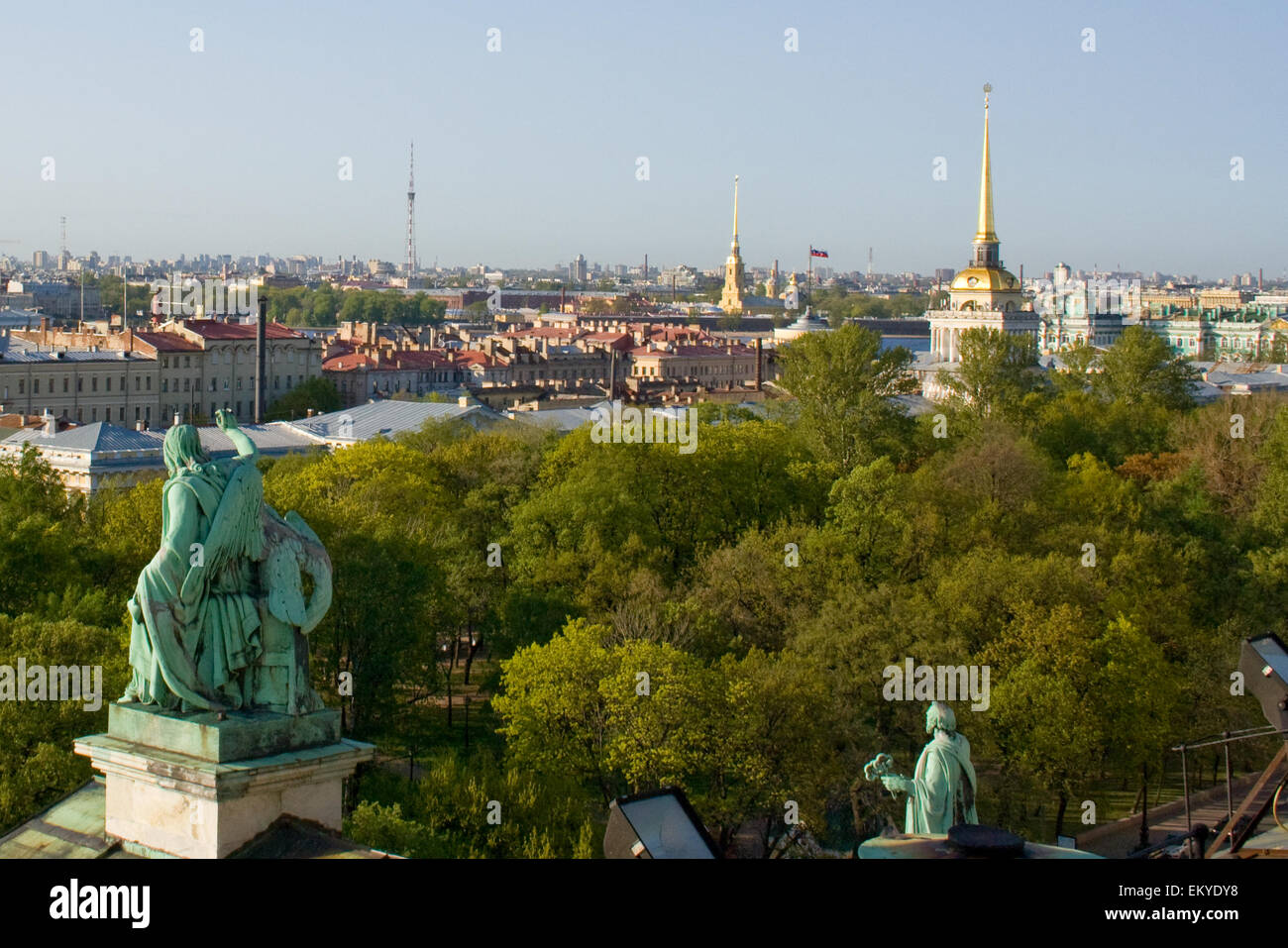 La vue depuis les hauteurs sur la colonnade de la cathédrale Saint-Isaac de Saint-Pétersbourg. La Russie. Banque D'Images