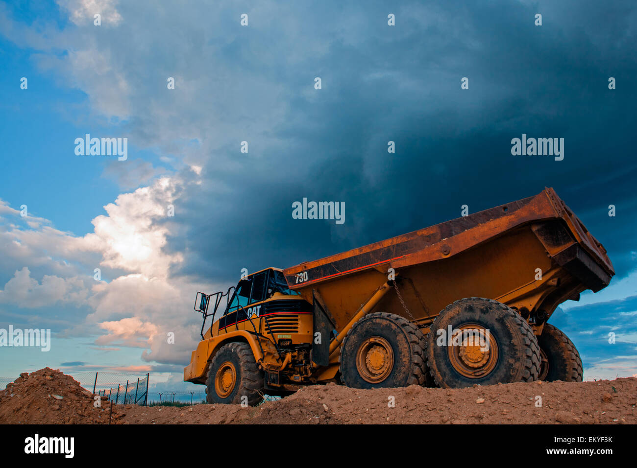 Prague, République tchèque - Juin 14,2011:Coupe jaune camion sur l'autoroute la construction avant tempête. Banque D'Images