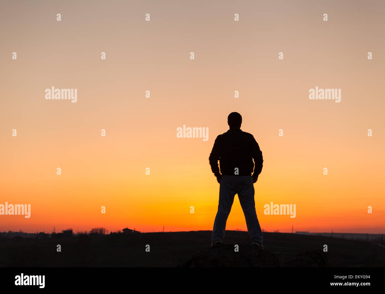 Silhouette of man et ciel magnifique. Élément de design. Coucher du soleil d'été. Contexte Banque D'Images