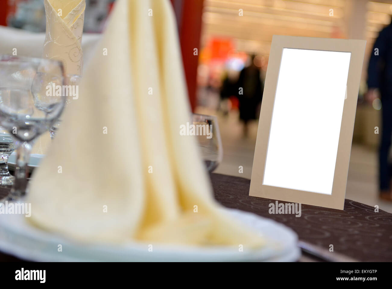 Carte vide placé sur une table de mariage Banque D'Images