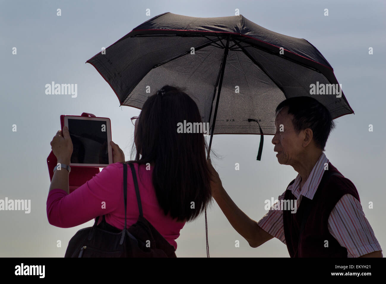 Couple de Thaïlande visiter Hong Kong. J'ai été frappé par son dévouement et l'accent sur le maintien de la lumière du soleil. Banque D'Images
