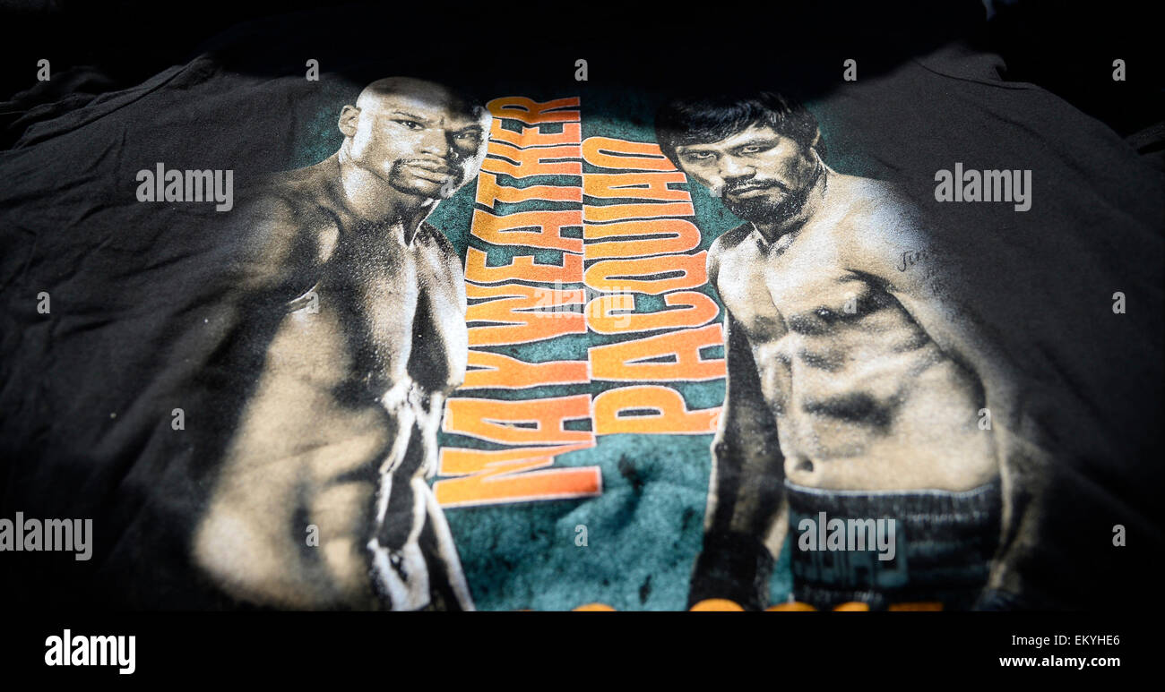 Las Vegas, Nevada, USA 14 avril 2015. Las Vegas NV, USA. 14 avr, 2015. Floyd Mayweather Manny Pacquiao vs t-shirst officiels sur l'affichage lors de la journée des médias, mardi à Las Vegas. Mayweather se prépare pour sa grande lutte avec Manny Pacquiao le 2 mai au MGM Grand hotel à Las Vegas. Photo par Gene Blevins/LA Daily News/ZumaPress. Credit : Gene Blevins/ZUMA/Alamy Fil Live News Banque D'Images