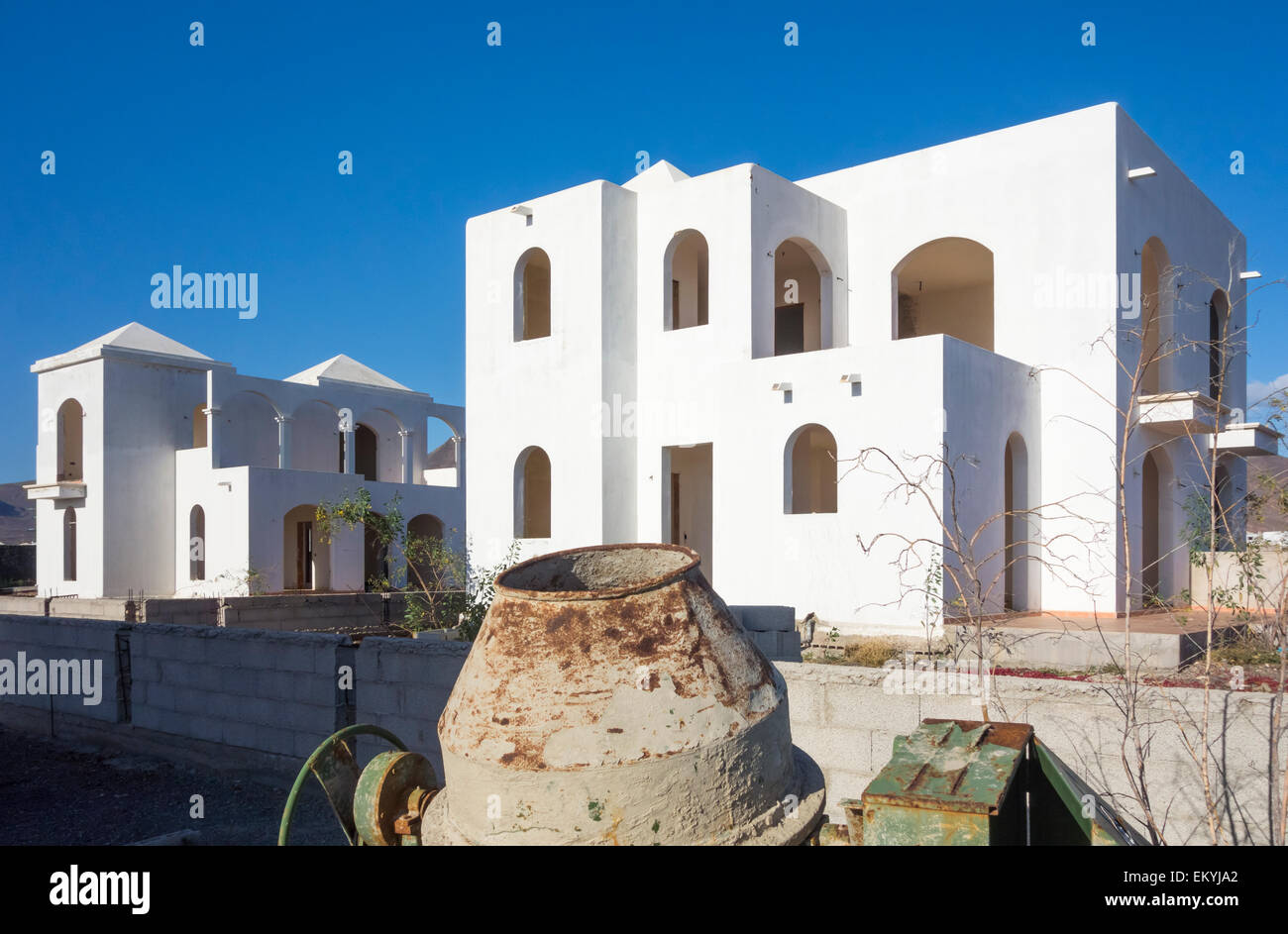 Bétonnière à l'extérieur de villa inachevé abandonné près de complexe de Playa Blanca Lanzarote, îles Canaries, Espagne Banque D'Images
