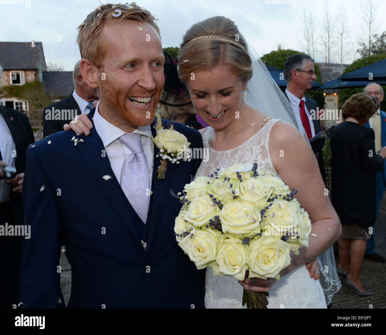 Happy young couple smartly dressed le jour de leur mariage Banque D'Images