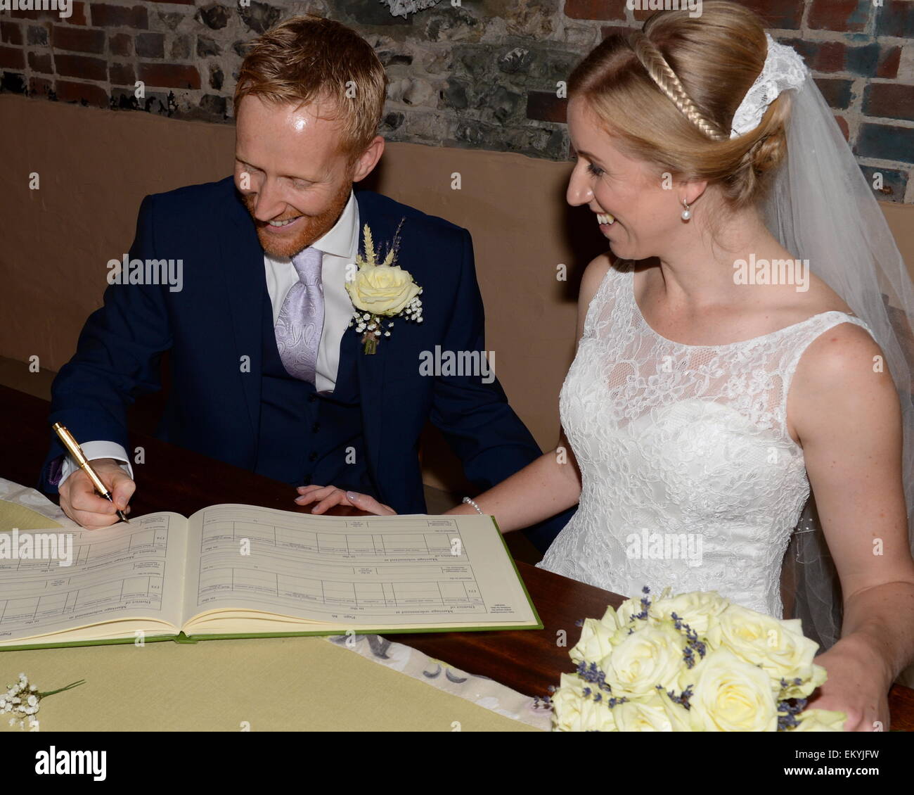 Happy young couple smartly dressed le jour de leur mariage Banque D'Images
