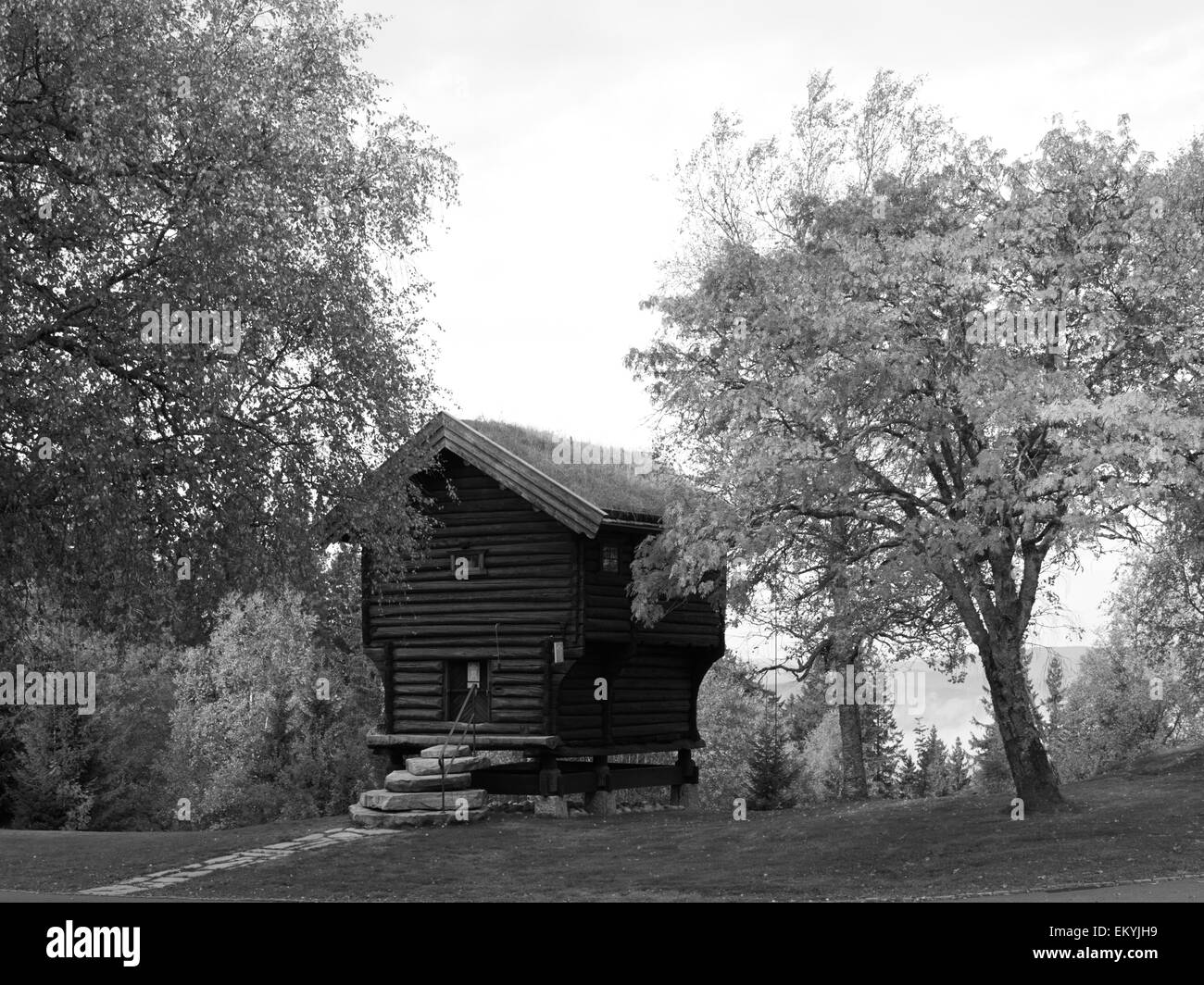 Les fumeurs en bois délicieux hut avec vue sur la vallée et le mont Norefjell Sørkedalen les montagnes. Lysebu, Oslo, Norvège. Architecte : Ma Banque D'Images