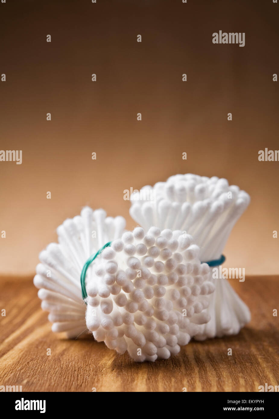 Tampons de coton blanc sur fond de bois Banque D'Images