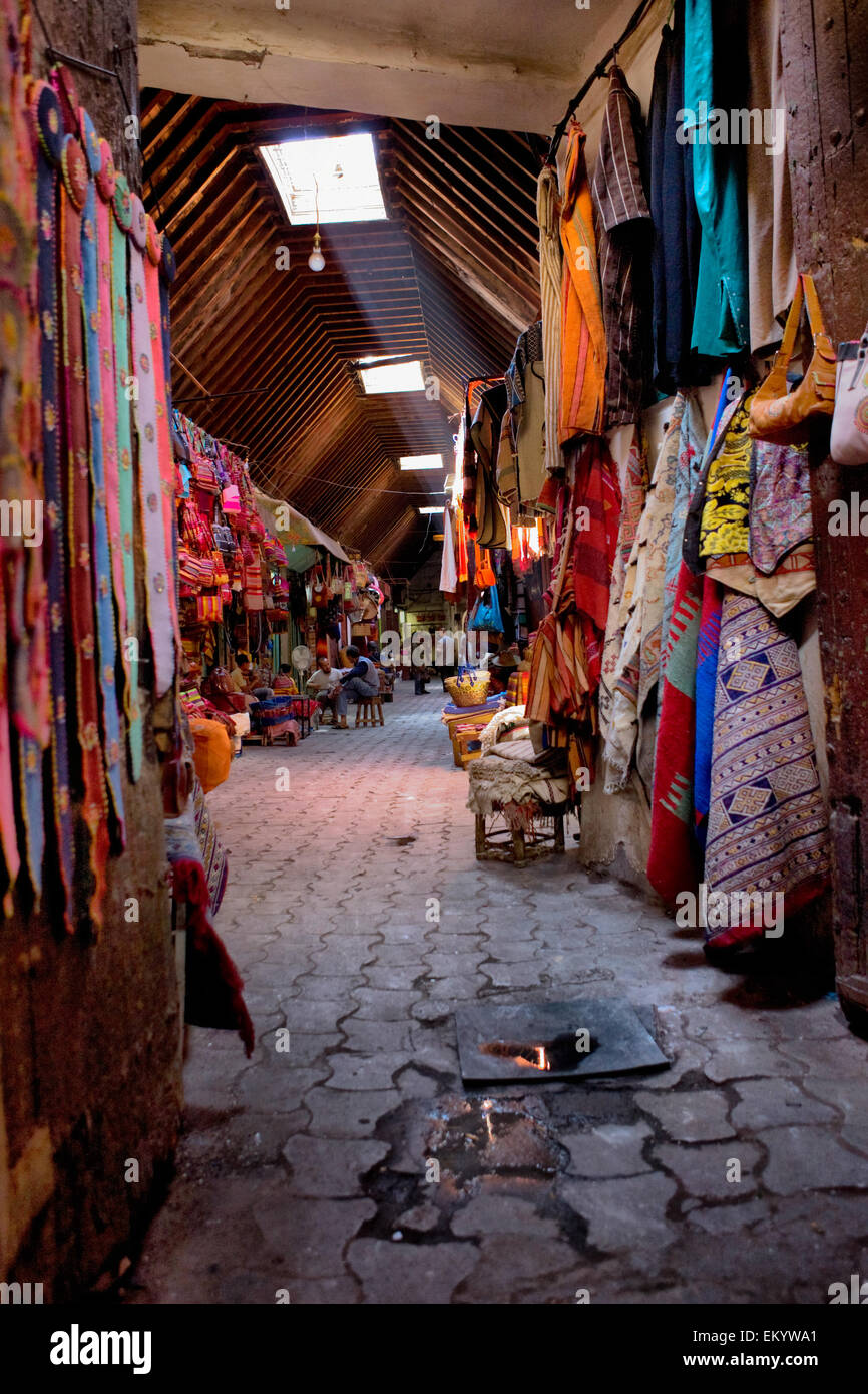 Plusieurs magasins à travers la rue souk de Marrakech, Maroc Banque D'Images