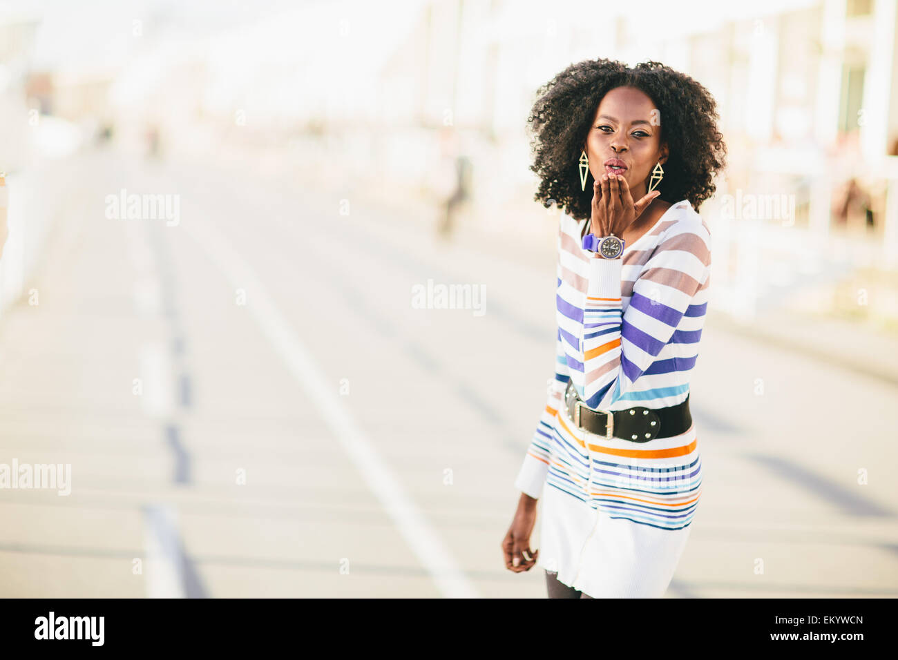 Jeune femme noire sur la rue Banque D'Images