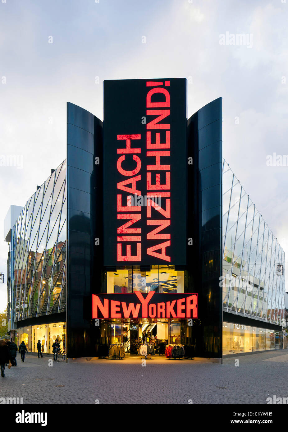 Immeuble commercial, New Yorker, avec façade numérique, Braunschweig, Basse-Saxe, Allemagne Banque D'Images