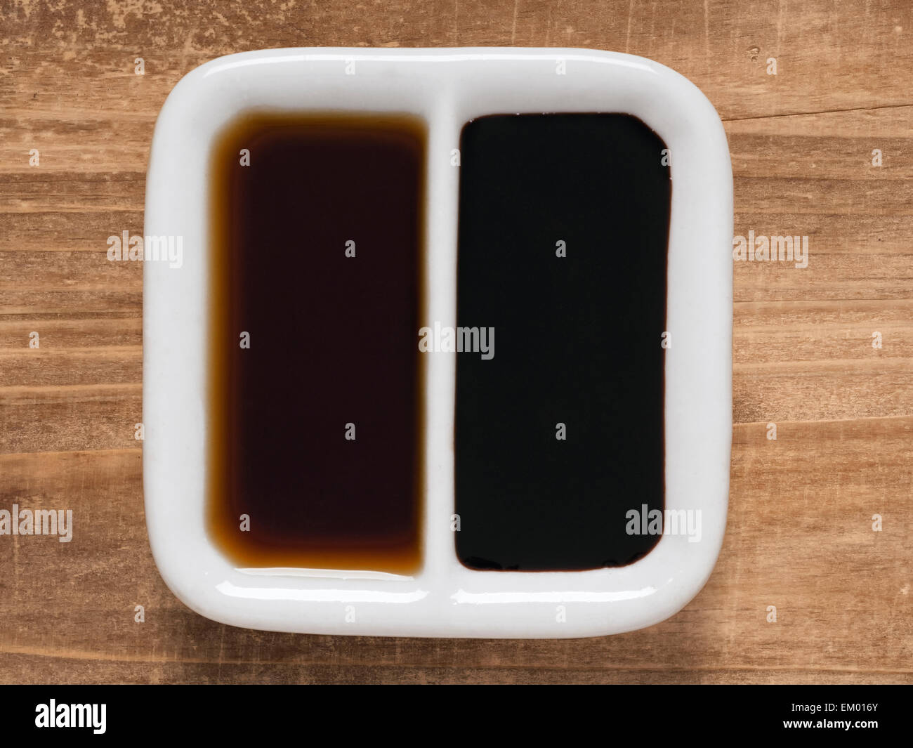 Dark and Light sauce soja Banque D'Images