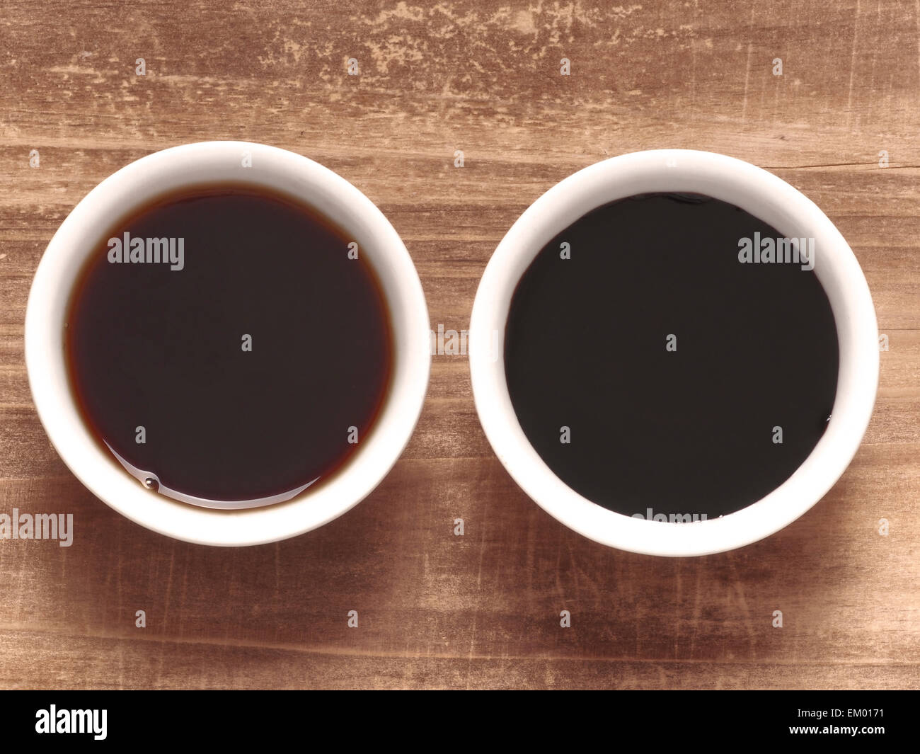 Dark and Light sauce soja Banque D'Images